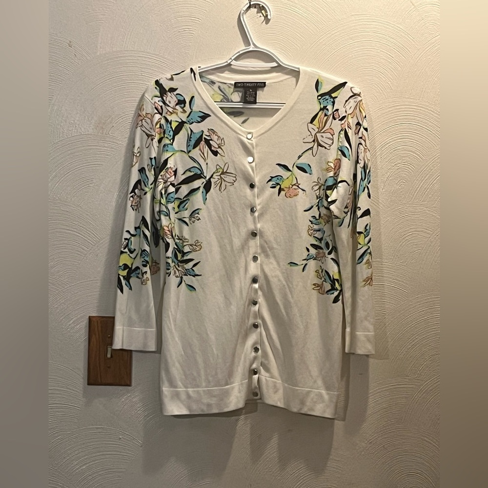 Two Twenty Five Women’s Cream Color Snap Closure Cardigan w/Floral Design.Size M